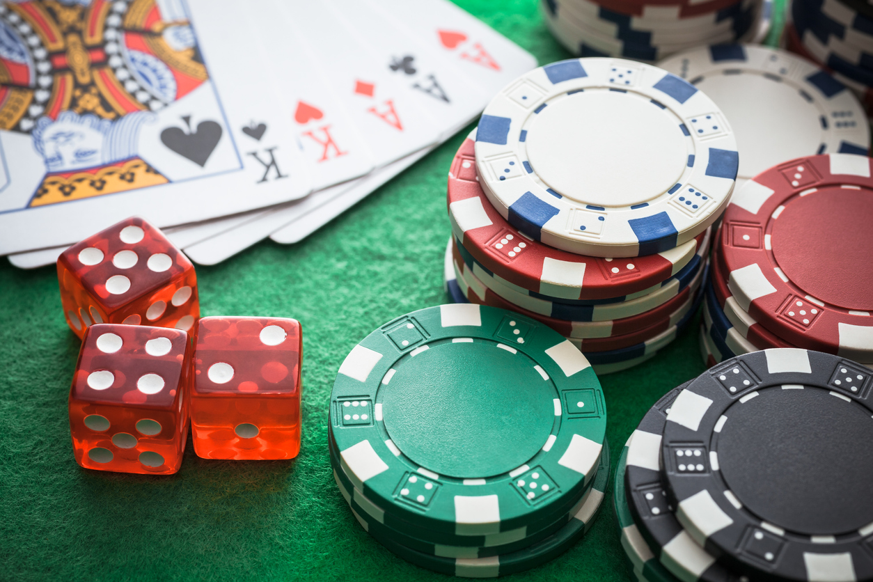 The Benefits of Online Slot Games and Live Casino Games Compared to Traditional Casinos